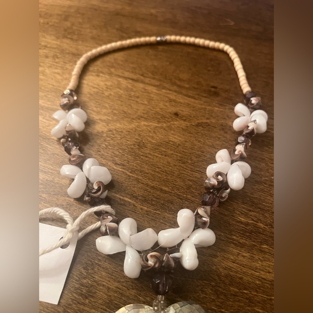 Handmade Mother of Pearl Handmade Shell Necklace with Iridescent Heart Pendant - Picture 5 of 8